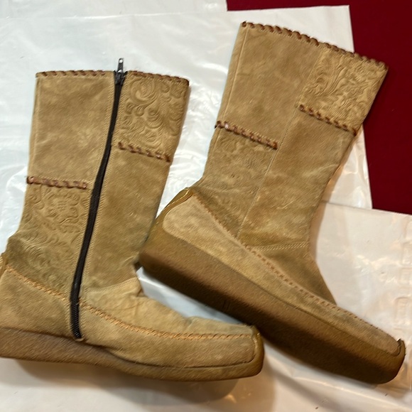Luichiny ITALY 40 TAN SUEDE leather tall boots Embossed FLOWERS Square Toe 7 USA - Picture 8 of 16